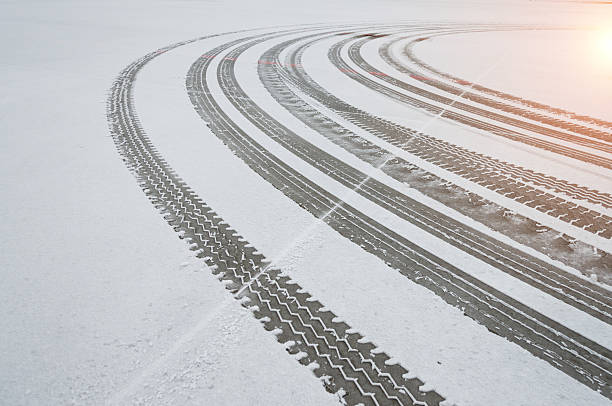 istock Auto tyre tracks in the snow 636924338