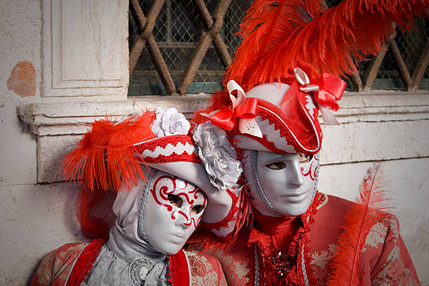pareja de máscaras de carnaval, venecia, italia - couple performer people venice italy fotografías e imágenes de stock