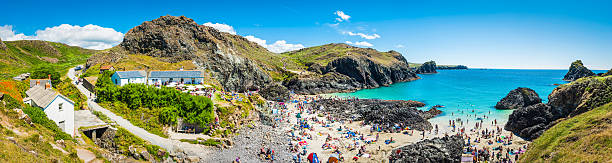 crowds of tourists on summer holiday beach kynance cove cornwall - lizard point imagens e fotografias de stock