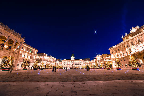 la place de trieste pendant la période de noël - trieste photos et images de collection