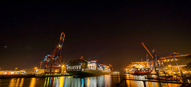 hamburger container terminal - hamburg germany elbe river illuminated freight transportation fotografías e imágenes de stock