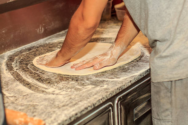 El cocinero prepara la pizza - foto de stock