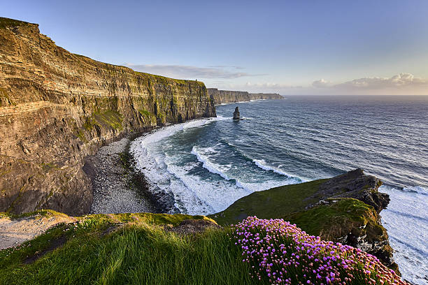 acantilados de moher al anochecer, colorado. clare, irlanda - cliffs of moher republic of ireland panoramic cliff fotografías e imágenes de stock