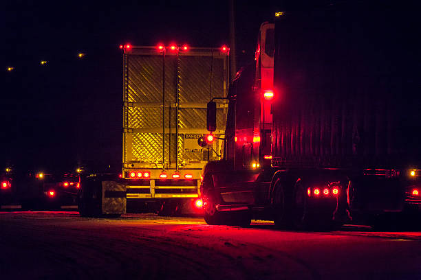 hiver nuit lumières lumineuses arrêt de repos garé camions semi-remorques - vehicle trailer flash photos et images de collection