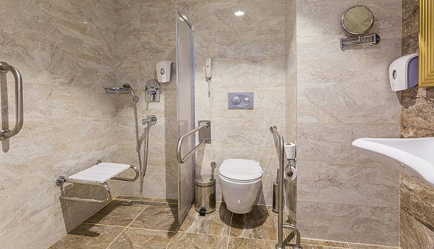 bad und toilette für menschen mit behinderungen - badezimmer stock-fotos und bilder