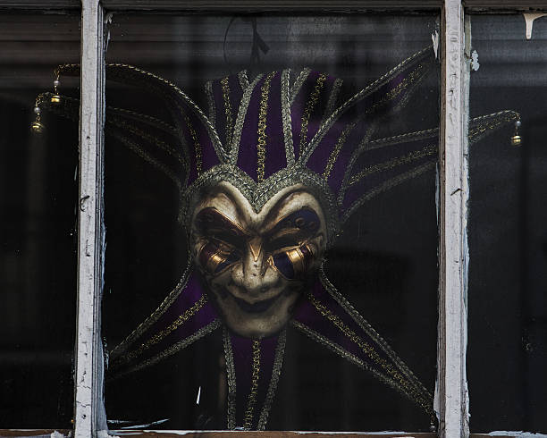 máscara de mardi gras en la ventana - mardi gras new orleans mask bead fotografías e imágenes de stock