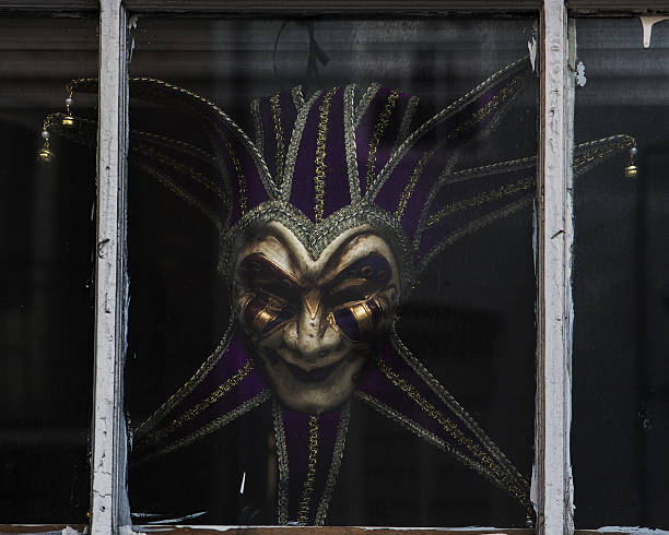 маска марди гра в окне - mardi gras new orleans mask bead стоковые фото и изображения