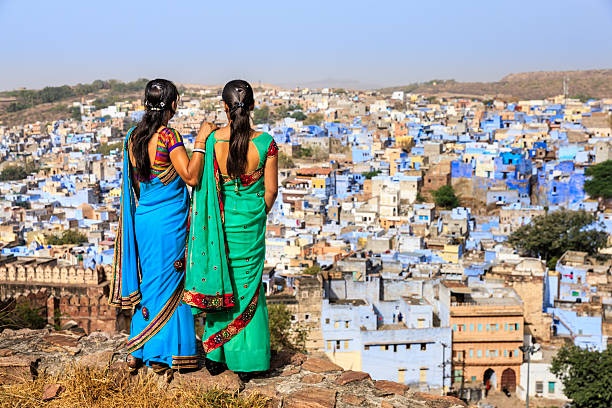 młodych indyjskich kobiet patrząc na widoku, jodhpur, indie - mehrangarh zdjęcia i obrazy z banku zdjęć