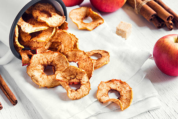 apple cinnamon chips - dried apple imagens e fotografias de stock