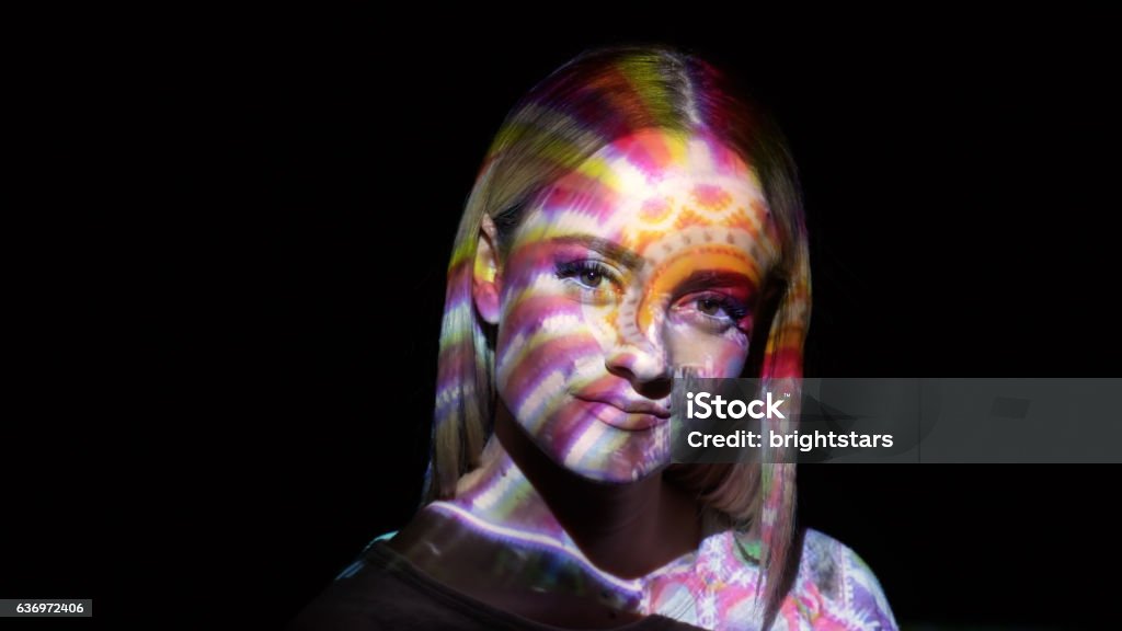 Lumières de parc d’attractions sur le visage d’une femme - Photo de Corps humain libre de droits