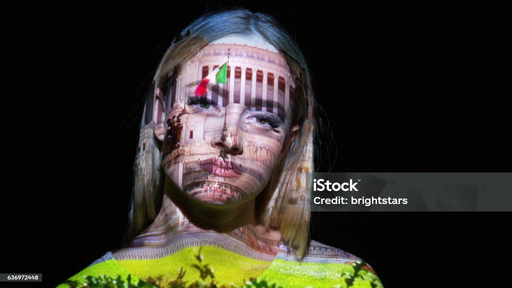 Image du monument Emmanuel sur le visage d’une femme - Photo de Image projetée libre de droits