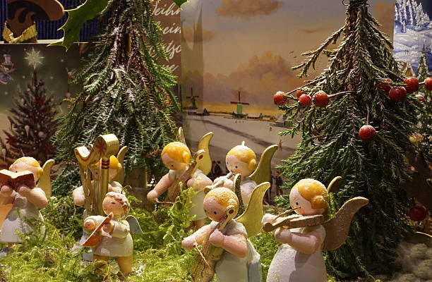 decorazioni natalizie. la cappella in legno in miniatura dell'angelo suona musica natalizia. - snow chapel christmas germany foto e immagini stock