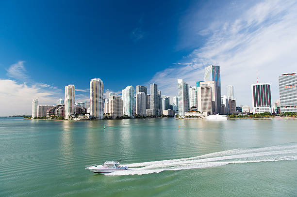 vista aérea de arranha-céus de miami com céu azul, barco a vela - miami florida night florida skyline - fotografias e filmes do acervo