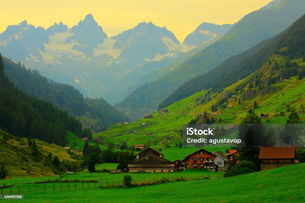 Alpendorf, Berner Oberland Schweizer Alpenlandschaft, Sustenpass, Schweiz - Lizenzfrei Kanton Graubünden Stock-Foto