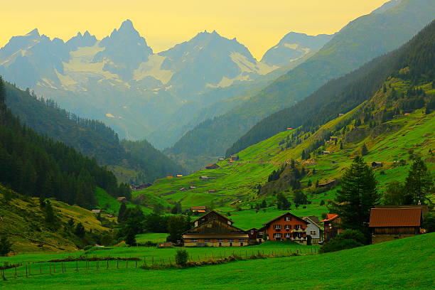 aldea alpestre, paisaje suizo de las montan@as de bernese oberland, paso de susten, suiza - rock pinnacle cliff mountain peak fotografías e imágenes de stock