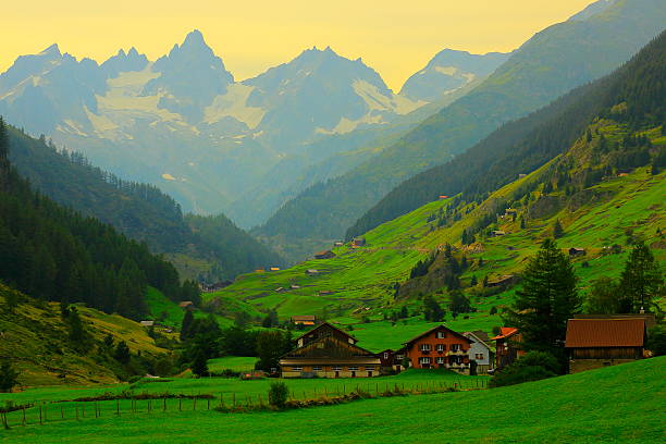 wioska alpejska, berneński oberland szwajcarski krajobraz alp, przełęcz susten, szwajcaria - snow valley mountain mountain peak zdjęcia i obrazy z banku zdjęć