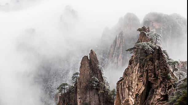 хуаншань, китай райм море облаков - huangshan mountains стоковые фото и изображения