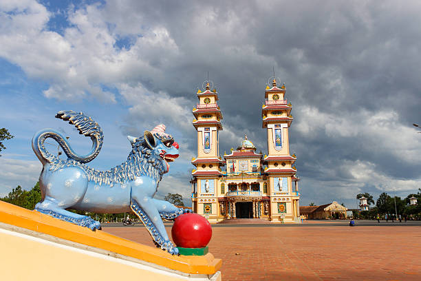 cao dai großer tempel (oder heiliger stuhl), tay ninh, vietnam - caodaism stock-fotos und bilder