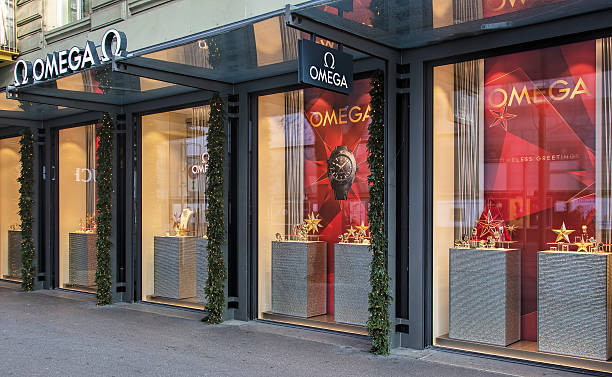 fenêtres du magasin omega sur la rue bahnhofstrasse à zurich - omega photos et images de collection