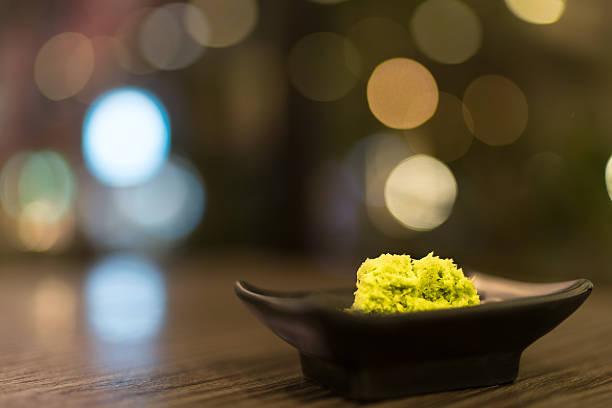 wasabi en soucoupe noire, condiment de la cuisine japonaise, fond bokeh - sauce wasabi photos et images de collection