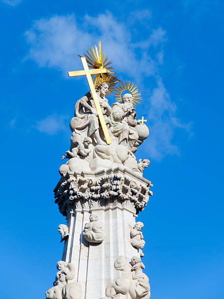 부다 성에서 거룩한 삼위 일체 전염병 기둥의 자세한 보기 - art column hungary capital cities 뉴스 사진 이미지