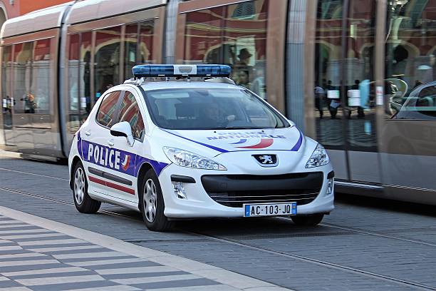 peugeot 308 carro da polícia em movimento - city of nice fotos - fotografias e filmes do acervo