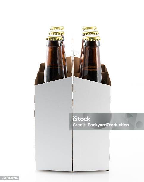 Sechs Flaschen Bier In Kartonträger Stockfoto und mehr Bilder von Alkoholisches Getränk - Alkoholisches Getränk, Bier, Bierflasche