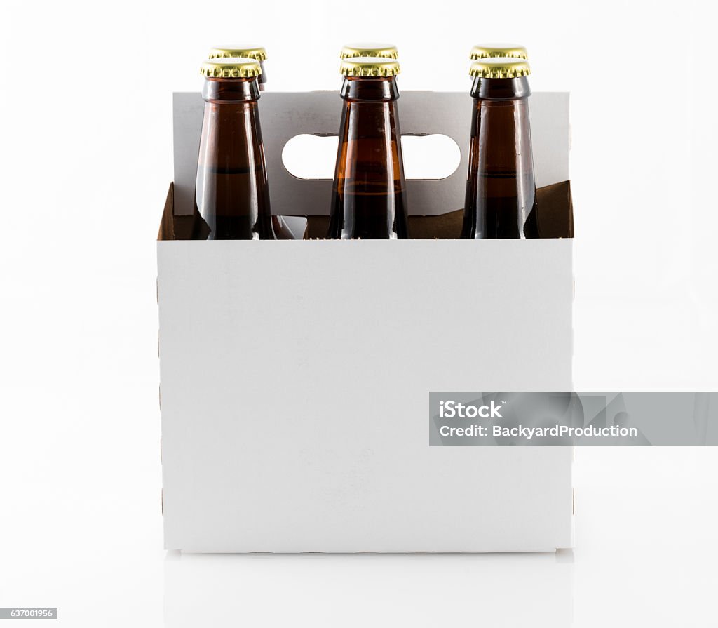 Six bouteilles de bière en carton - Photo de Bière libre de droits