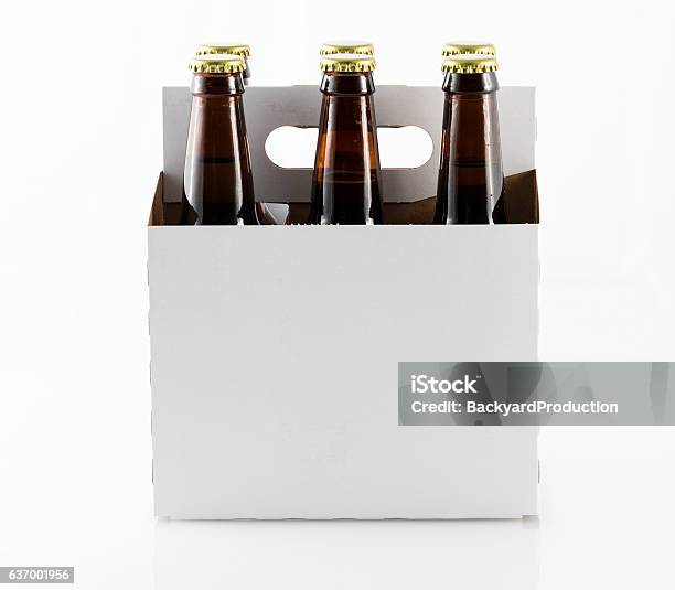 Photo libre de droit de Six Bouteilles De Bière En Carton banque d'images et plus d'images libres de droit de Bière - Bière, Pack de six, Boîte