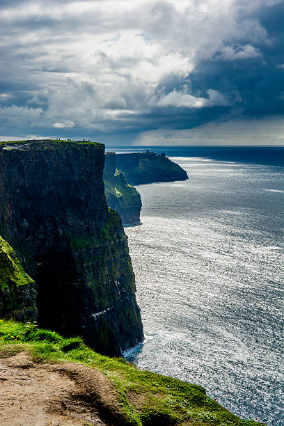 küste an den klippen von moher in irland - republic of ireland cliffs of moher cliff galway stock-fotos und bilder