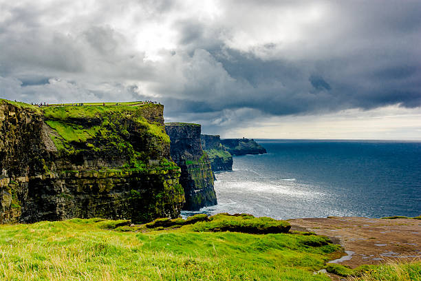 küste an den klippen von moher in irland - republic of ireland cliffs of moher cliff galway stock-fotos und bilder