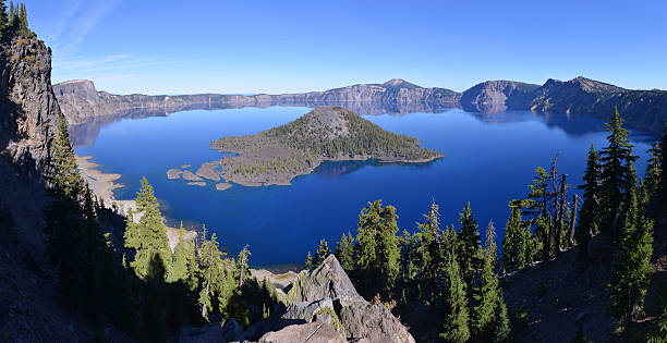 lago del cráter en el estado de oregón, ee. uu. - crater rim fotografías e imágenes de stock