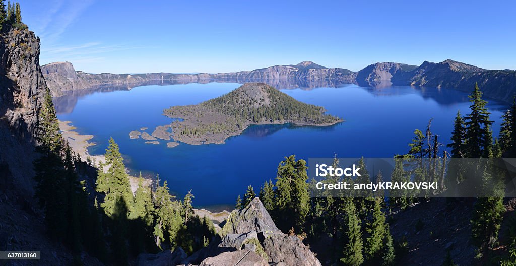 Crater Lake in Oregon state, USA XLarge view of a lake, deep blue water filling collapsed, volcanic caldera, Oregon, USA. Crater Lake National Park Stock Photo