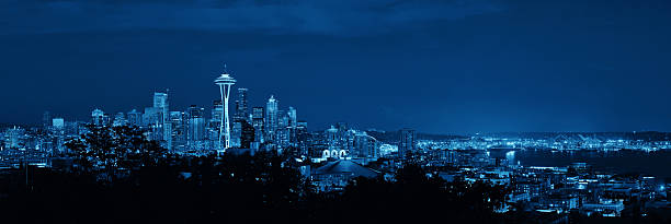 seattle los edificios de la ciudad por la noche - seattle night skyline architecture and buildings fotografías e imágenes de stock