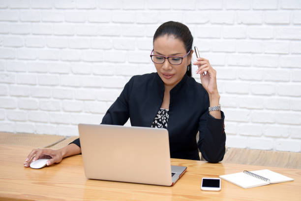 istock Business woman 637017128