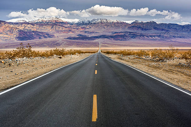 砂漠道  - death valley national park california desert valley ストックフォトと画像