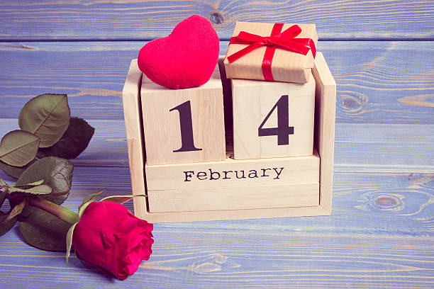 istock Cube calendar with gift, red heart and rose flower 637018760