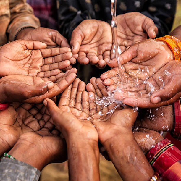 плохое индийские дети, попросив пресной воды, индия - hungry child human hand india стоковые фото и изображения