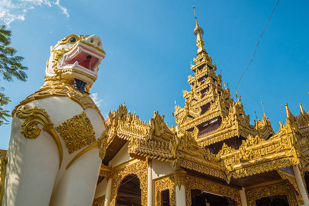 palacio kanbawzathadi de la ciudad de bago, myanmar. - burmese culture myanmar gold lion fotografías e imágenes de stock