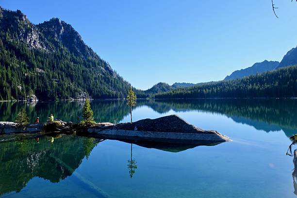 bella mattinata in un lago tranquillo. - leavenworth foto e immagini stock