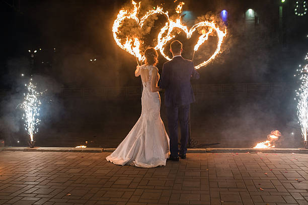 istock set fire to the couple 637024936