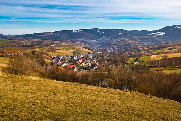 晩秋の山村。プシシエトニツァ、ポーランド。 - lesser poland ストックフォトと画像