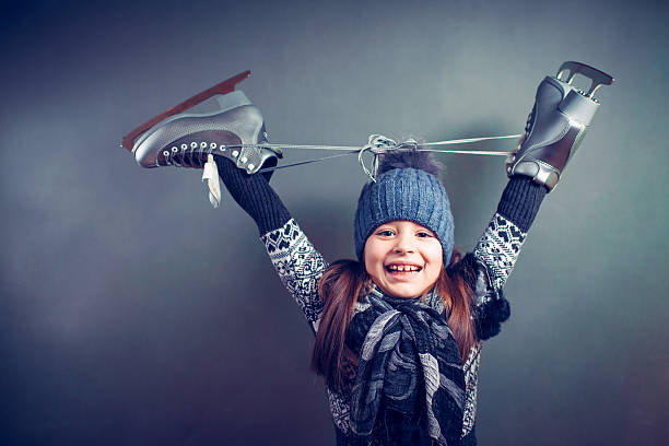 bambina con pattini isolati sullo sfondo - ice skating sports venue animal winter foto e immagini stock