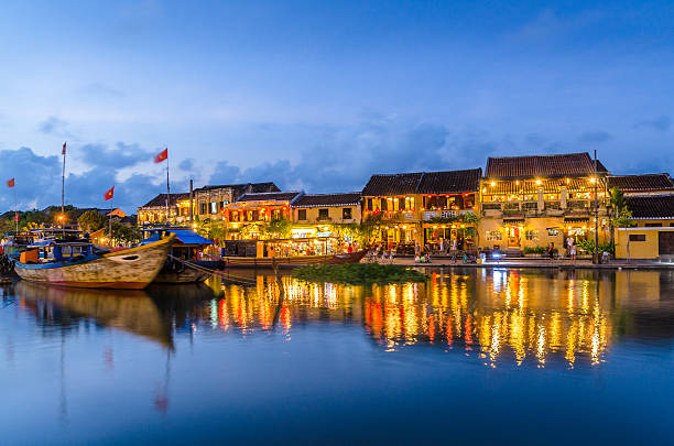 hoi an reflété dans la rivière pendant le coucher du soleil - hoi an photos et images de collection