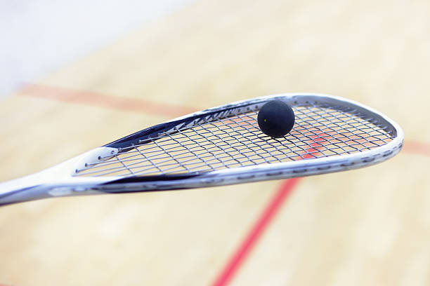 racket and ball for squash - racket ball indoors competition imagens e fotografias de stock