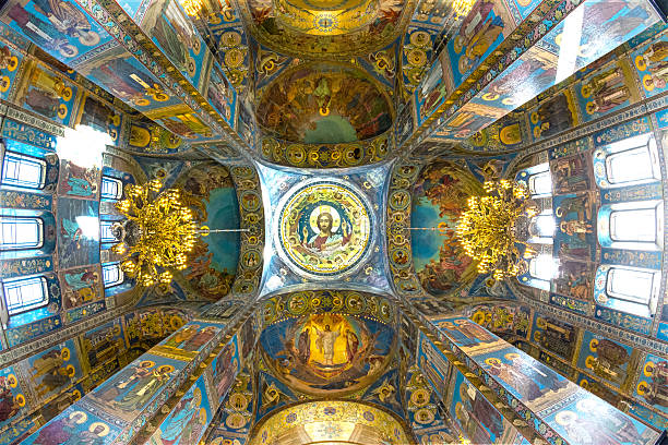 o mosaico " pantocrator " da cúpula central. - st petersburg russia russian culture church of the resurrection of christ - fotografias e filmes do acervo