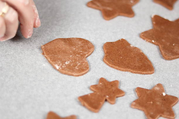 istock Transfer cookies onto baking tray 637035078