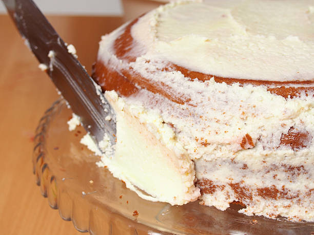 istock Spreading frosting over sides of cake 637039910