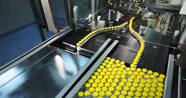 автоматизированная линия для marshalling бутылки с наркотиками. - industry quality control manufacturing production line стоковые фото и изображения