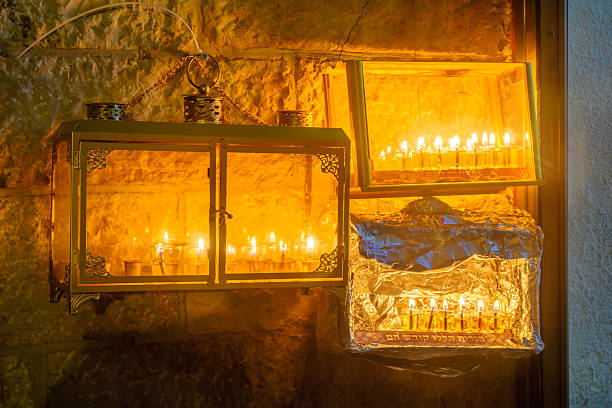 традиционная менора (ханука лампа) со свечами оливкового масла, джеру - jerusalem israeli culture israel night стоковые фото �и изображения